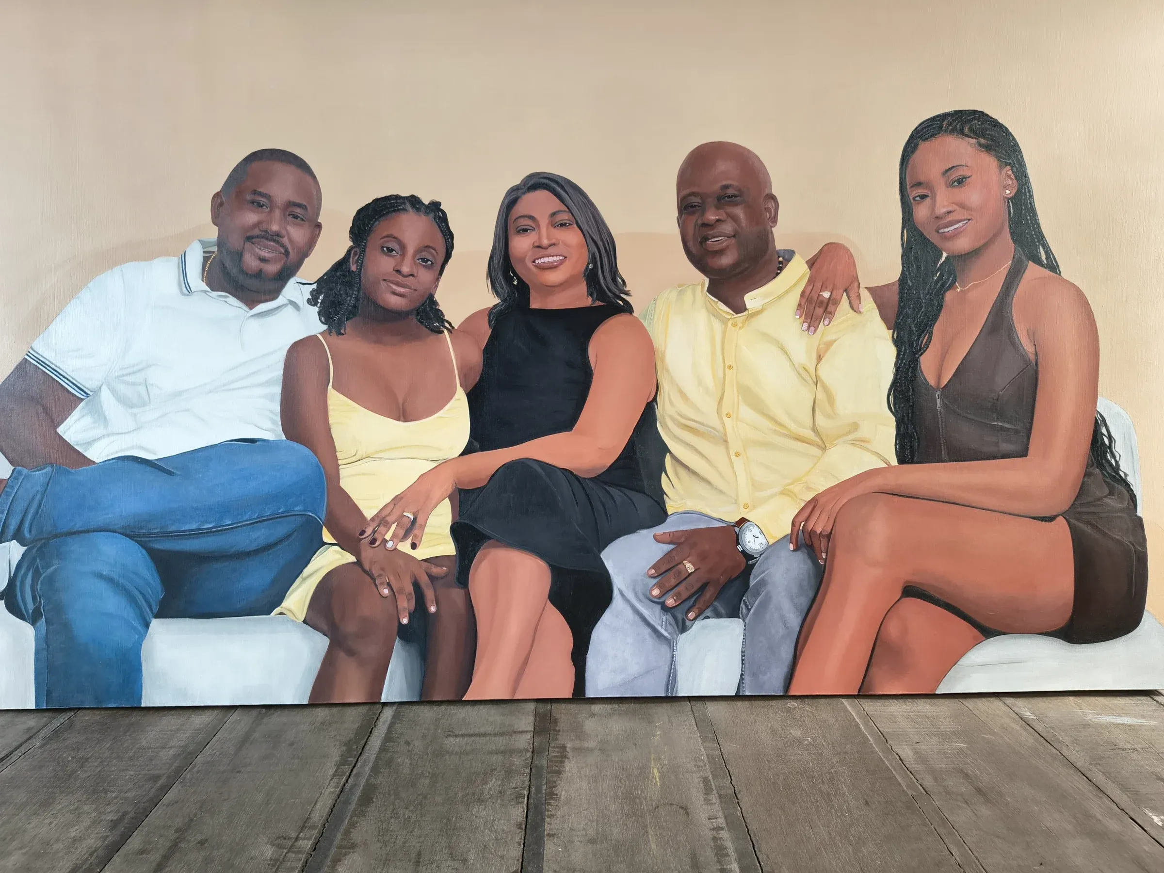 Retrato familiar de cinco personas sentadas en un sofá blanco