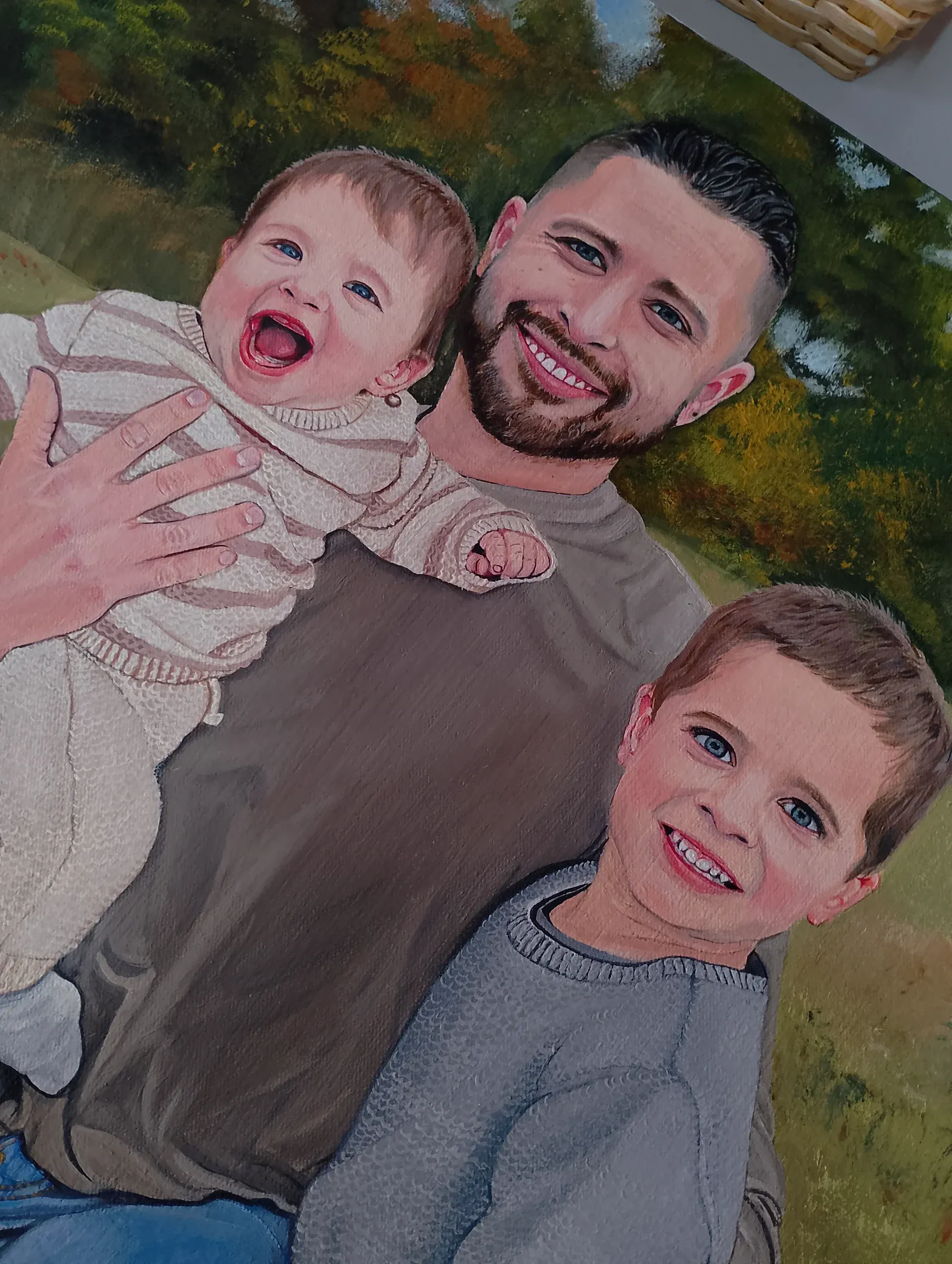 Retrato de un padre sonriente con un bebé y un niño sobre fondo verde