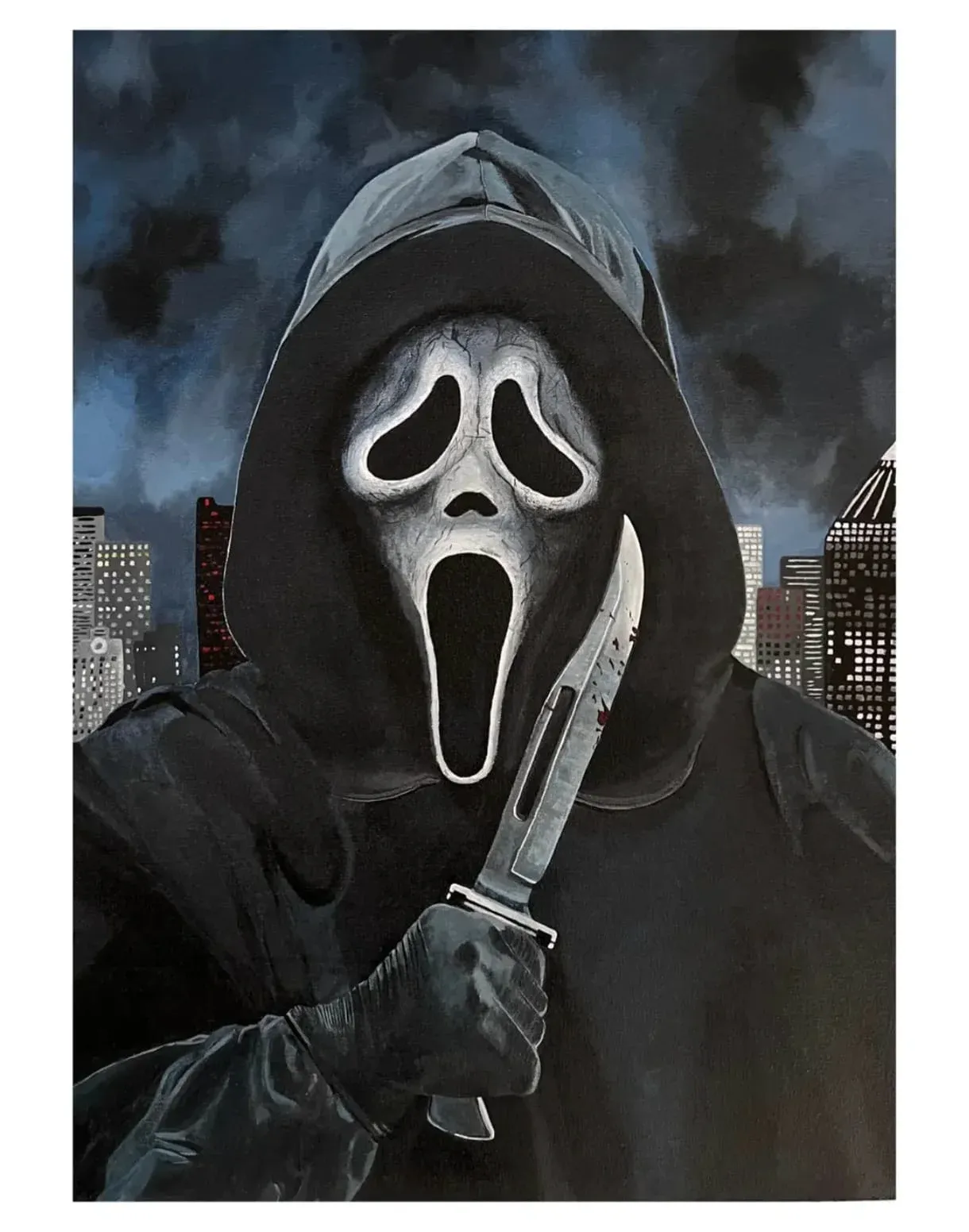 Figura encapuchada con la máscara de Ghostface sosteniendo un cuchillo ante una ciudad nocturna
