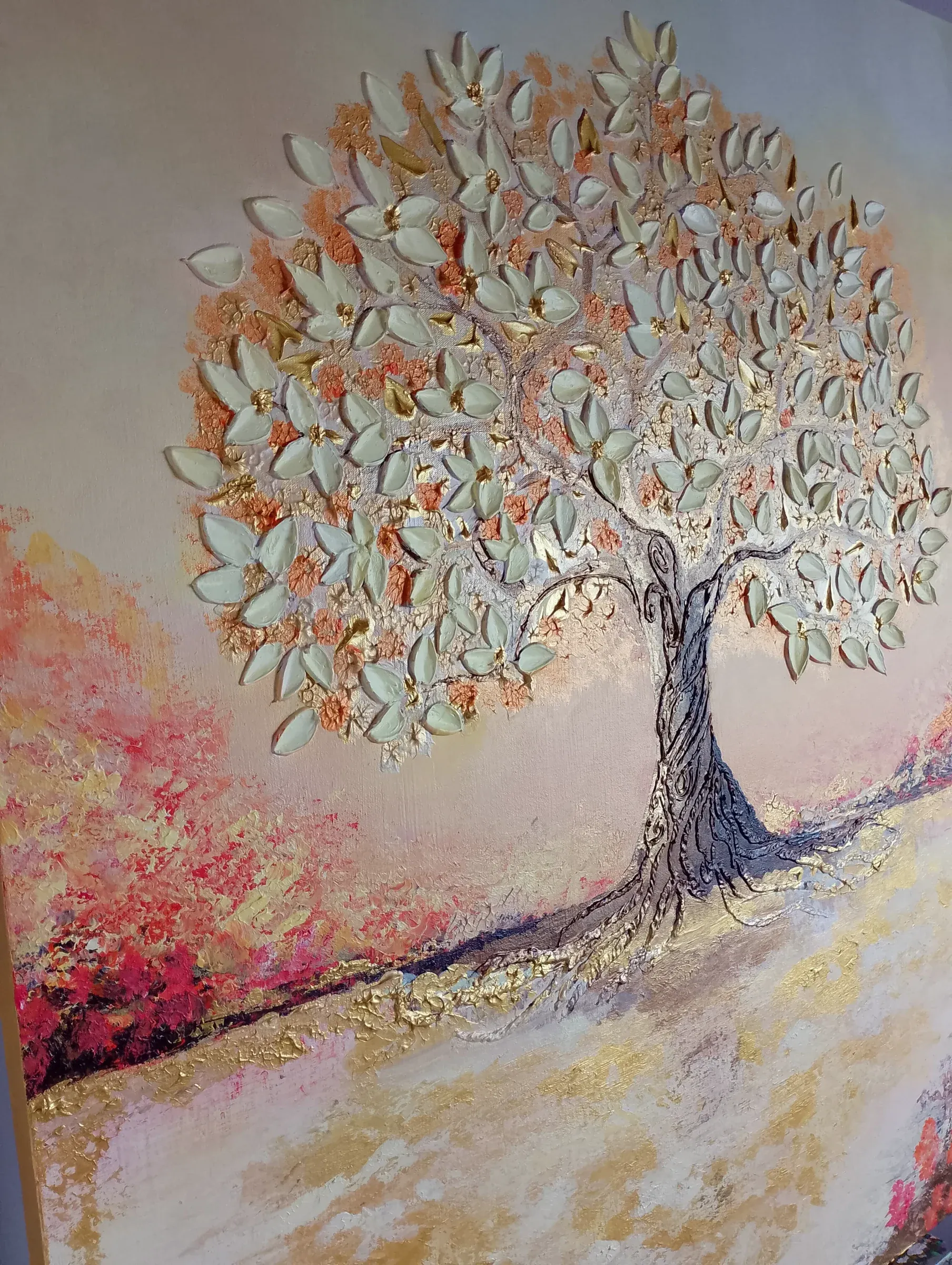 Vista frontal del árbol con hojas en relieve