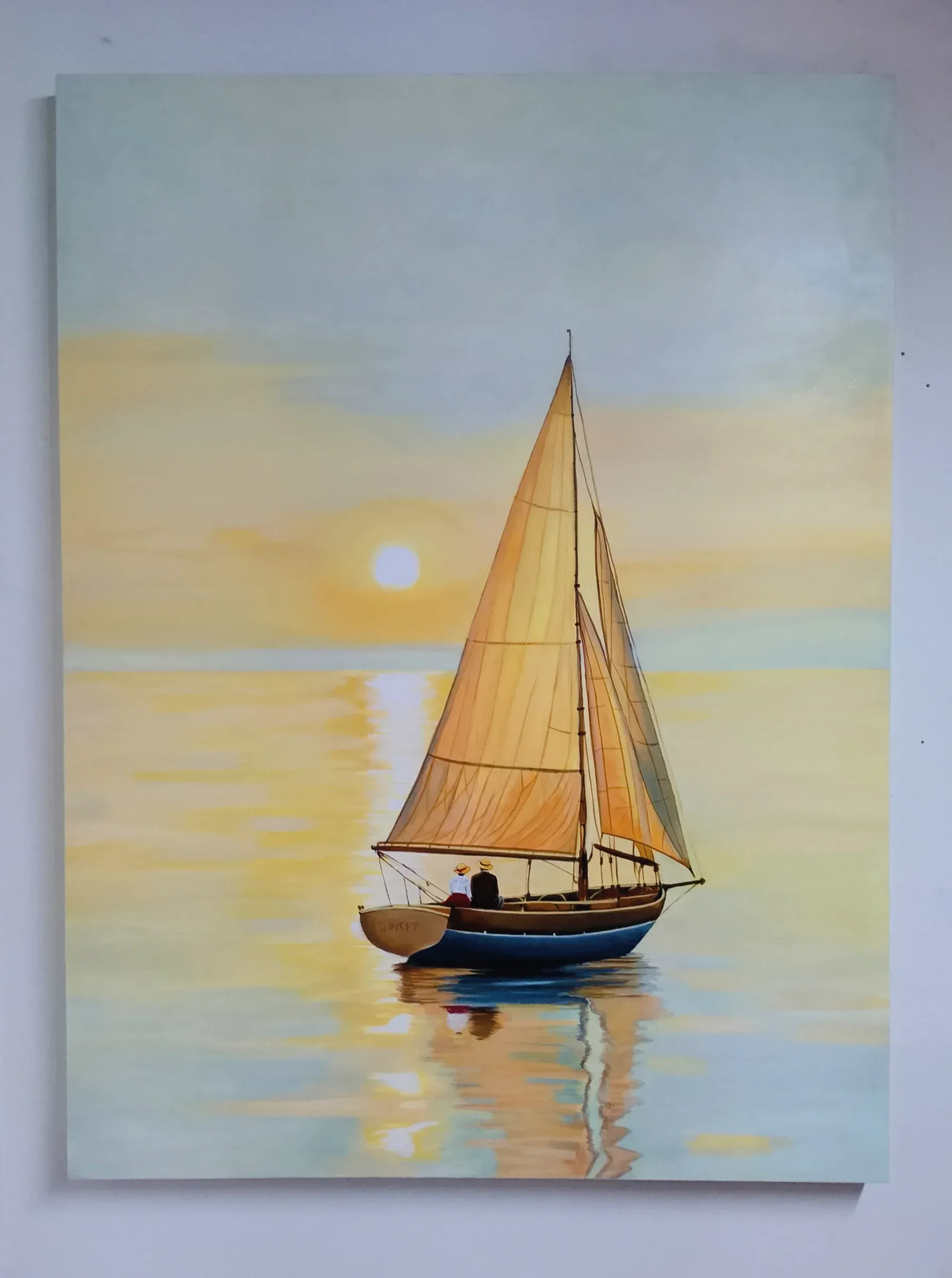Velero de madera con dos figuras navegando sobre un mar dorado al atardecer